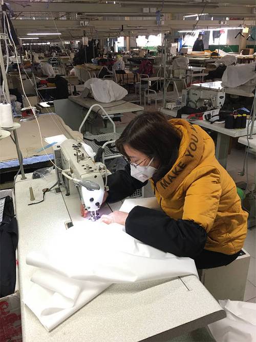 服装厂一夜之间变"防护服"加工厂全厂女工紧急复工只为"新产品"